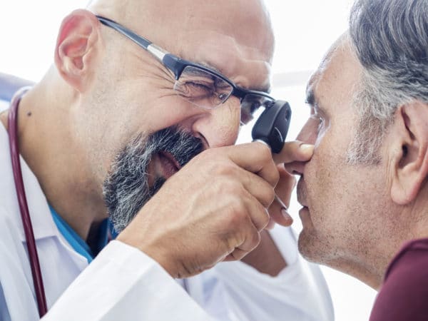 الفحص التشريحي والتركيبي لوجه المريض وخاصة منطقة العين والجفون